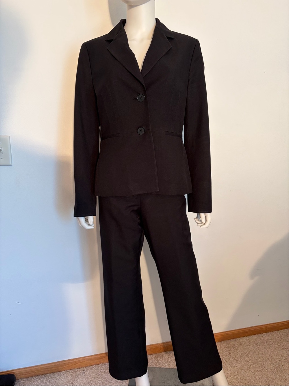 #989 Evan Picone Black Women's Two-Button Pant Suit. Excellent Condition.